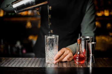 Barmen puring shakerinto bir bardak taze bir alkollü içki