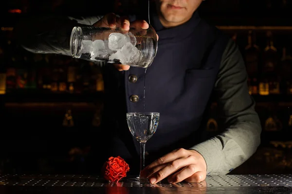 Barman vertiendo una bebida alcohólica fresca en un vaso — Foto de Stock