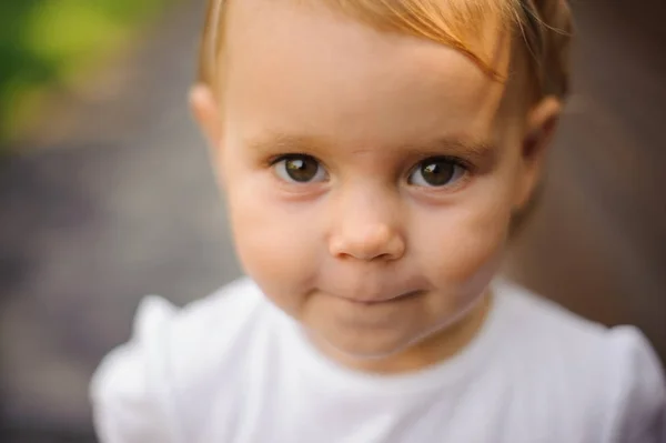 Bonito menina de olhos castanhos vestida com uma camisa branca — Fotografia de Stock