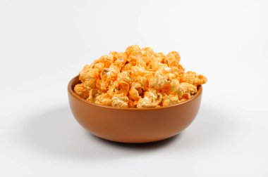 Brown derin kaplama ile taze tuzlu popcorn dolu