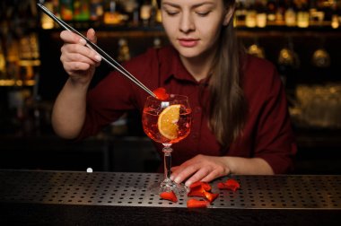 Kadın barmen Aperol şırınga ile kokteyl cam dekorasyon 