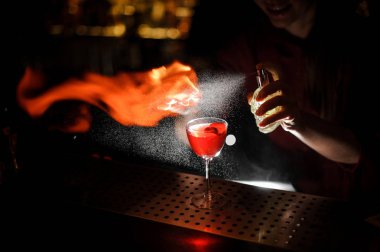 Kadın barmen Aperol şırınga ile lenen bir viski kokteyli ile dolu ve dumanlı bir notu oluşturma bir kokteyl cam serpme