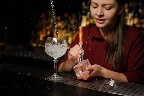 Mulher bonita barman preparando um cubo de gelo para fazer um Apero — Fotografia de Stock