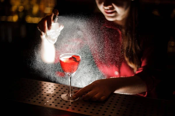 Camarera rociando una copa de cóctel llena de sabrosa jeringa Aperol cóctel de verano con un whisky peinado — Foto de Stock