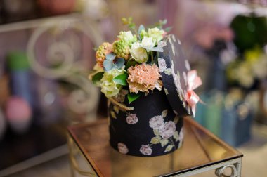 Şampanya ve beyaz renkli çiçekler güzel vintage kutu