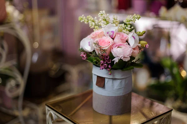 Linda caixa azul violeta vintage de rosas rosa e outro fluxo — Fotografia de Stock