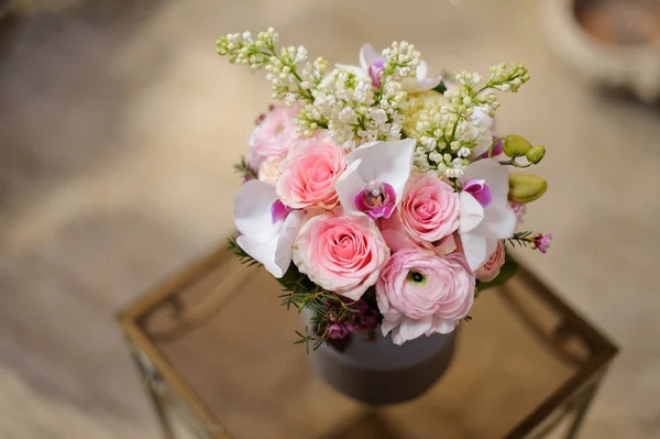 Belle boîte vintage violette de roses roses et une autre fleur — Photo