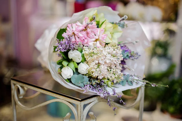 Magnifique bouquet de lilas blanc et de tulipes décorées de feuilles vertes — Photo