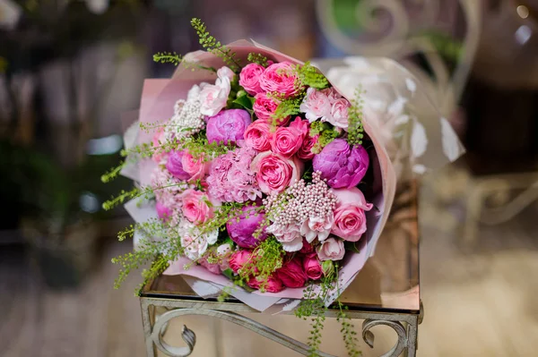 Maravilhoso buquê de rosas rosa, peônias violetas e brancas — Fotografia de Stock