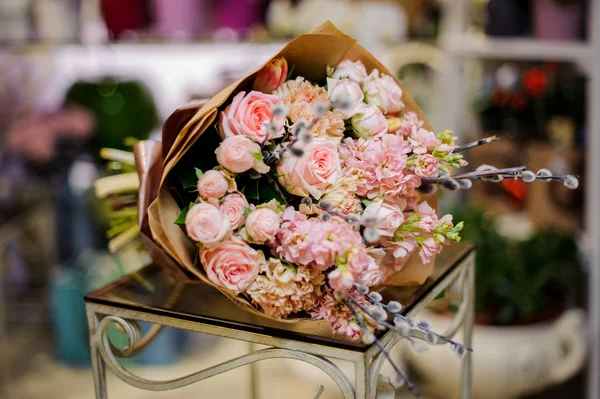 Maravilhoso buquê de flores cor de rosa decorado com bichano-salgueiro — Fotografia de Stock