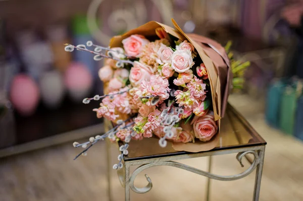 Magnifique bouquet de fleurs de couleur rose orné de saule chatte couché sur une table — Photo