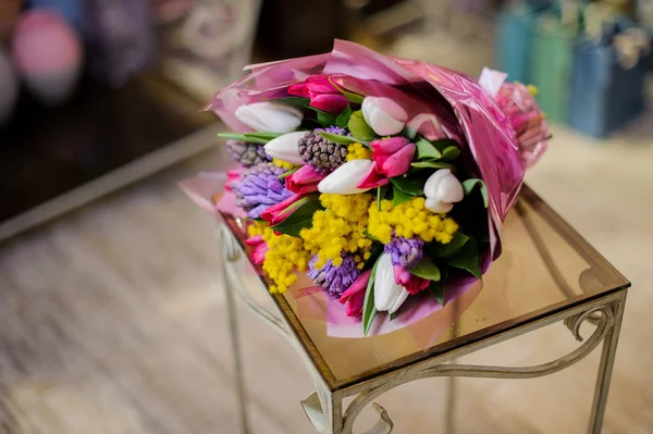 Magnifique bouquet de fleurs blanches, roses, violettes et jaunes — Photo