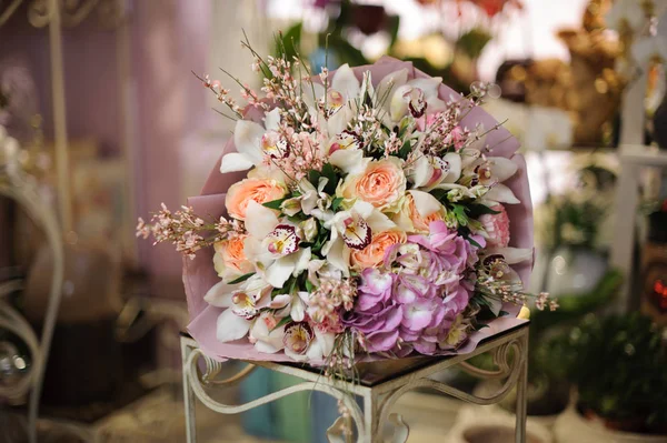 Magnifique bouquet d'orchidées, roses et hortensias — Photo