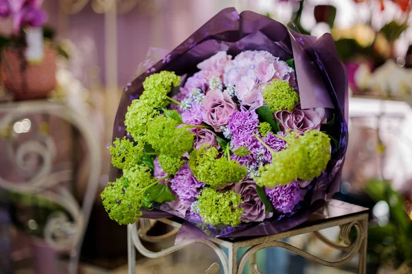 Wunderschönes Bouquet von violetten und grünen Blumen — Stockfoto