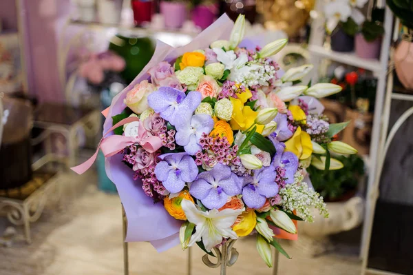 Magnifique bouquet de fleurs violettes, blanches, roses et jaunes — Photo