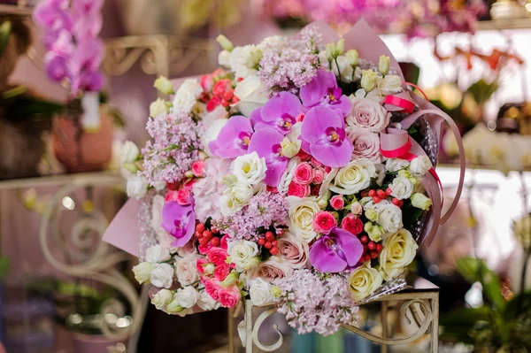 Чудовий букет з рожевих і білих троянд, рожевих орхідей і білого бузку — стокове фото
