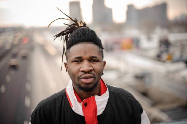 Afro-Amerikan yakışıklı yol arka plan üzerinde duran