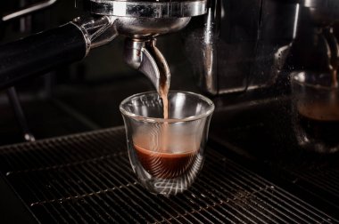 Taze ve aromatik kahve dökülen profesyonel kahve makinesi 
