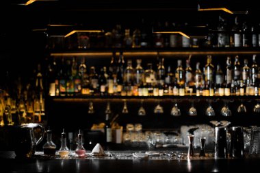 Barmen essentials ile karanlık çubuğunun arka plan bulanık