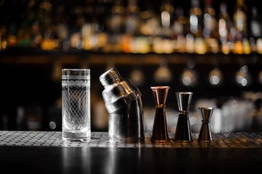 Barmen temel bulanık bir arka plan üzerinde bar