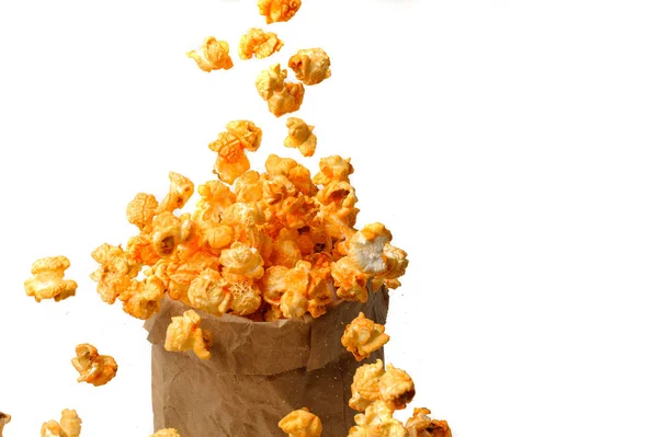 Sacchetto di carta artigianale dei deliziosi popcorn sullo sfondo bianco — Foto Stock