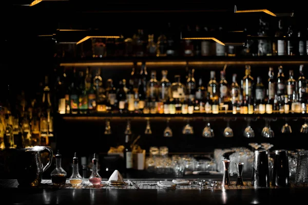 Розмитий фон темної панелі з елементами бармена — стокове фото