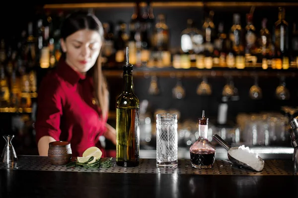 Vidro, garrafa e outros itens essenciais do barman no balcão do bar — Fotografia de Stock