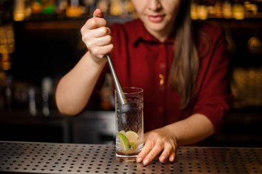 Kadın barmen limonlu şeker kamışı aşağı tuşuna basarak