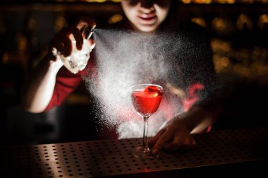 Kadın barmen hizmet için kokteyl kırmızı püskürtme