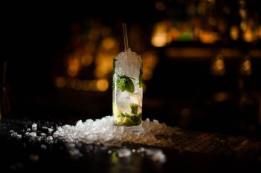Lezzetli kokteyl Caipirinha ayakta çubuğundaki Sayaç