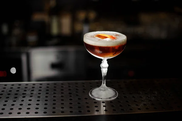Läcker cocktail stående på bar counter — Stockfoto