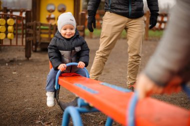 Küçük boy gülümseyerek giyinmiş sıcak ceket ve sürme şapka 