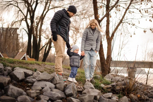 Νέοι και ευτυχείς γονείς περπάτημα με ένα μικρό γιο — Φωτογραφία Αρχείου