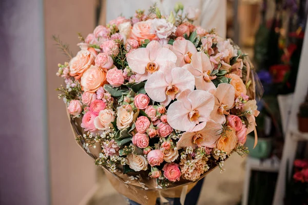 Fille tenant un grand beau bouquet d'orchidée et de roses — Photo