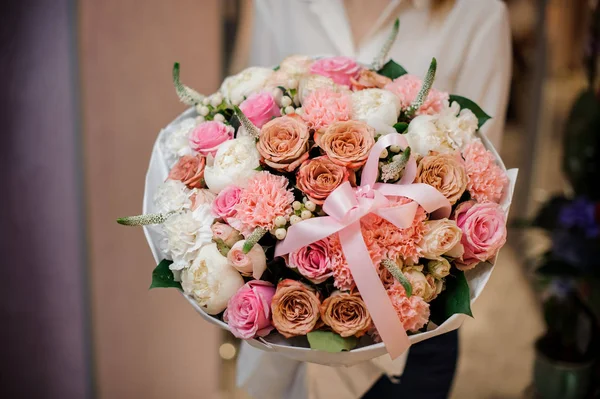 Chica sosteniendo un hermoso ramo de flores de diferentes colores rosados —  Fotos de Stock