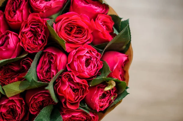 Vacker bukett med crimson pion rosor med gröna blad — Stockfoto