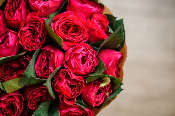 Hermoso ramo de rosas de peonía carmesí con hojas verdes — Foto de Stock