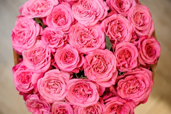 Adorabile bouquet di rose rosa peonia avvolto in carta artigianale — Foto Stock