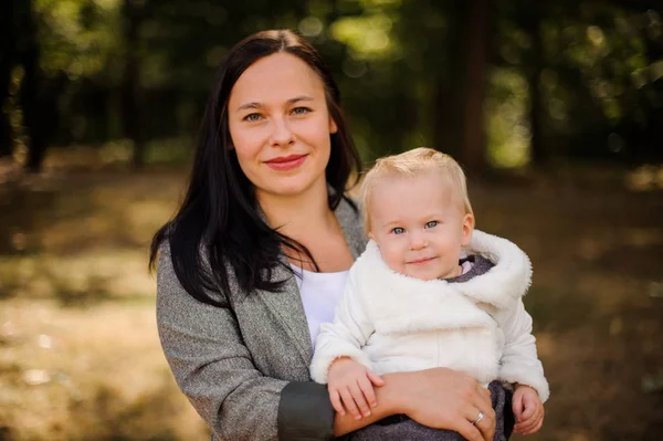 Sevimli küçük kızı olan esmer anne