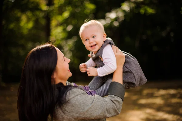 Gülünecek bir kızı ile oynarken mutlu esmer anne