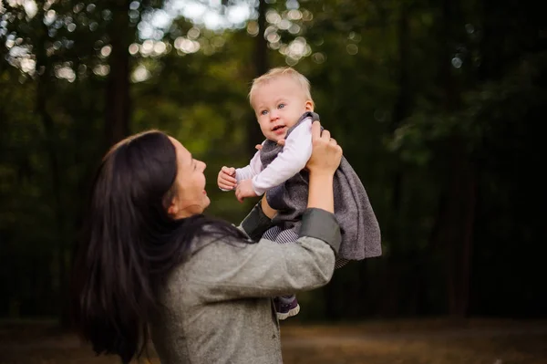 Ritratto di madre bruna felice che gioca con una figlia bambina carina — Foto Stock