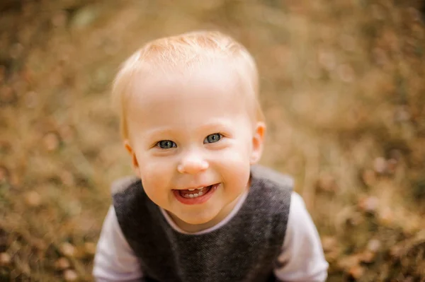 Porträtt av en vacker och söt leende blond baby — Stockfoto