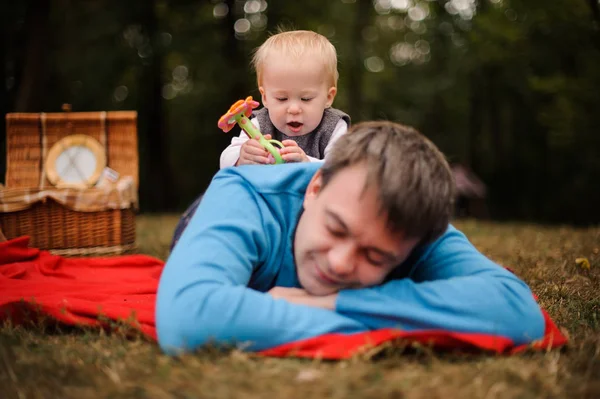 Lilla bebis sitter på apparatens far — Stockfoto