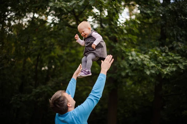 Vader spelen en plezier maken met een dochter — Stockfoto