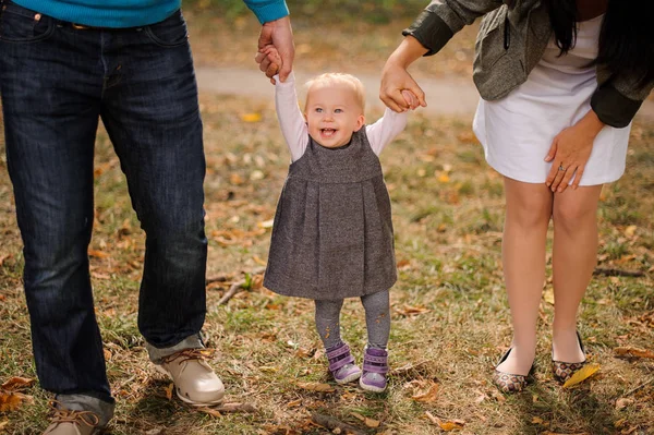 Moeder en vader lopen met de dochter van een baby — Stockfoto