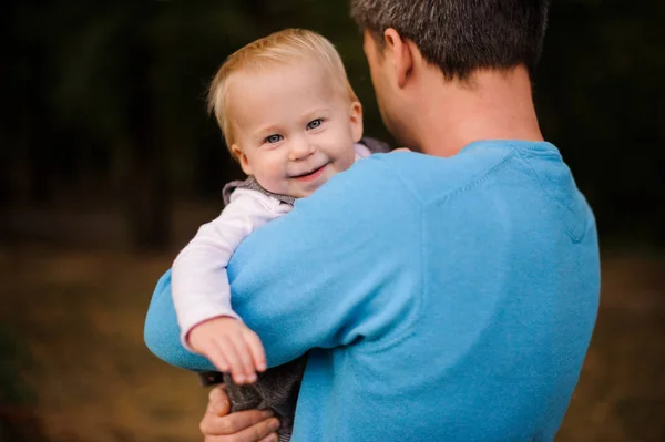 Pai abraçando uma menina bonita e sorridente — Fotografia de Stock