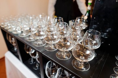 Tablo boş ve zarif şarap gözlük dizi