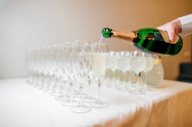 Garson gözlük içine dökme şampanya el