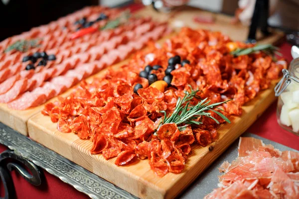 Antipasto di carne festivo composto da delizioso piatto di salumi — Foto Stock