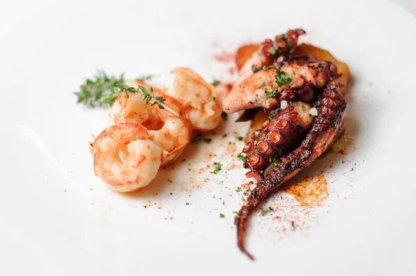 Camarones a la parrilla y tentáculos de pulpo servidos en el plato — Foto de Stock